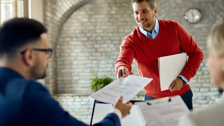 Ne vous arrêtez pas à la porte: Pourquoi il est crucial de recruter au-delà du CV